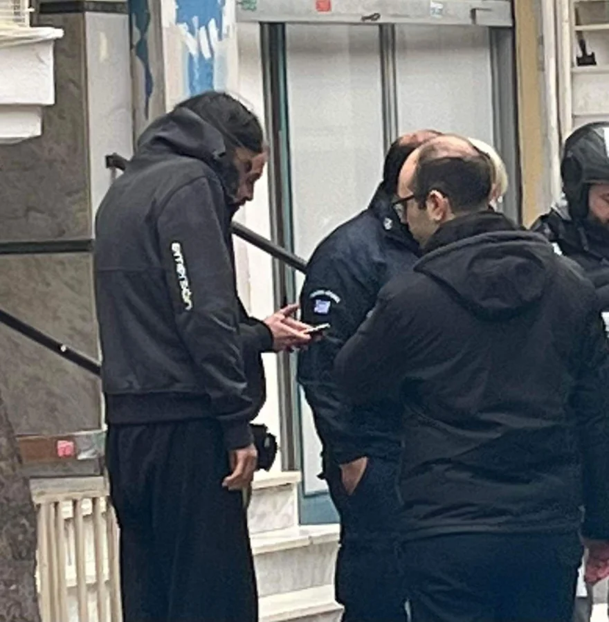 Θεσσαλονίκη: Θλίψη για τον νεαρό που σκοτώθηκε σε φωταγωγό – «Ήταν σαν να έγινε έκρηξη»
