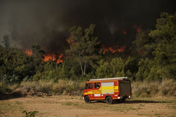 φωτιά; πυρκαγιά; πυροσβέστης; πυροσβεστική; Σταμάτα; Διόνυσος; καπνός; smoke; fire; forest fire; wildfire; Stamata; Dionysos; fire fighter; firefighter; fire Department; φλόγα; φλόγες; flames;