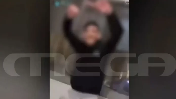 Ξεφαντώνουν στα κρατητήρια με χορό και τραγούδια οι δύο κατηγορούμενοι