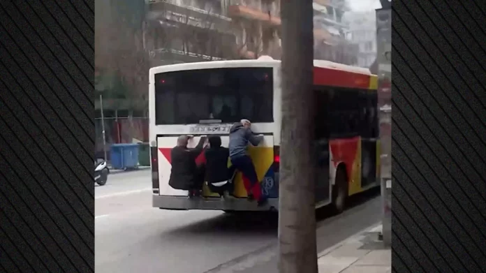 Ανεβοκατέβαιναν στο λεωφορείο οι νεαροί που κρεμάστηκαν από το πίσω μέρος του