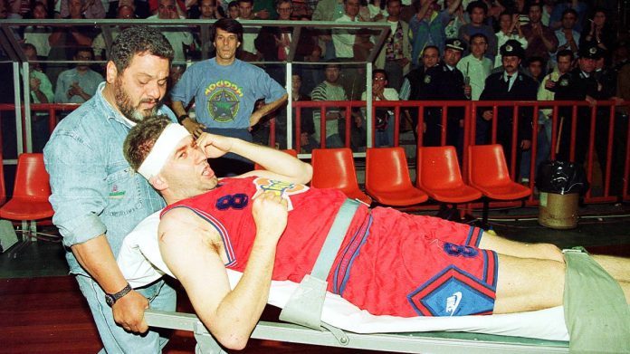 Όλοι θυμούνται την 28η Απριλίου 1993, όταν ο Μπόμπαν Γιάνκοβιτς πήρε φόρα και χτύπησε με το κεφάλι του πάνω στη σιδερένια βάση της μπασκέτας, ως μία «μαύρη ημέρα» για το ελληνικό μπάσκετ - Η ζωή και η καριέρα του παίκτη που έγραψε τη δική του ιστορία στον Πανιώνιο.