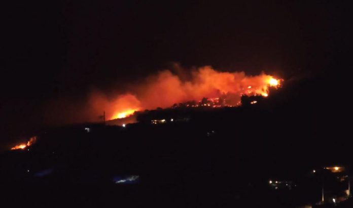 Συναγερμός έχει σημάνει στις Αρχές για τη μεγάλη φωτιά που εκδηλώθηκε λίγο πριν τις 11.30 το βράδυ της Δευτέρας στην περιοχή Διψέλιζα στην Κερατέα του δήμου Λαυρεωτικής.