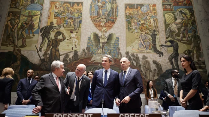 Η έκθεση παρουσιάζει έντεκα πρωτότυπα έργα σημαντικών Ελλήνων καλλιτεχνών από την Εθνική Πινακοθήκη, αναδεικνύοντας τη θάλασσα ως πηγή έμπνευσης, πολιτιστικής κληρονομιάς και οικονομικής δραστηριότητας.