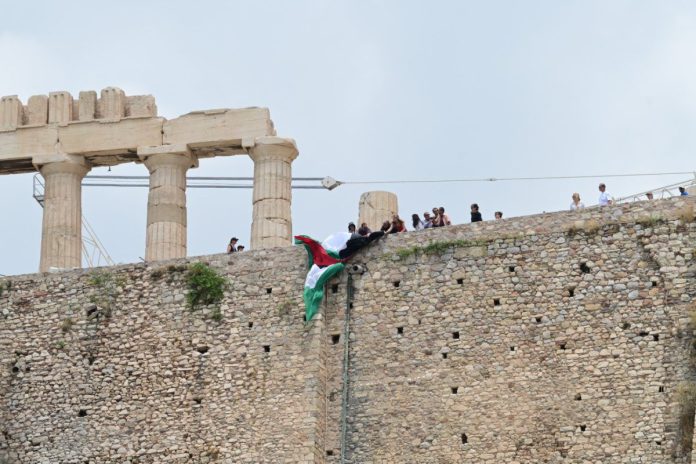 «Οι αστυνομικές δυνάμεις επιδεικνύοντας ιδιαίτερο ζήλο, προχώρησαν σε προσαγωγή 15 ατόμων», υπογραμμίζει η Νέα Αριστερά - Κάλεσμα για «συγκέντρωση αλληλεγγύης» στη ΓΑΔΑ.