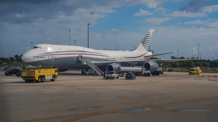 Σε ερώτηση για το αν θα γίνει το νέο Air Force One, απάντησε μόνο ότι το αεροσκάφος βρίσκεται στις ΗΠΑ και «ανακαινίζεται σύμφωνα με τα στρατιωτικά πρότυπα»