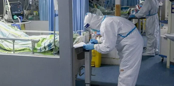 Για πρώτη φορά η δικαιοσύνη διερευνά μεγάλο αριθμό απώλειας ασθενών, που νόσησαν από κορονοϊό. Η «Π» αποκαλύπτει την απόφαση εισαγγελέα για έκθεση σε κίνδυνο, σε βαθμό κακουργήματος. Οι ανατριχιαστικές μαρτυρίες συγγενών όσων έχασαν τη ζωή τους.