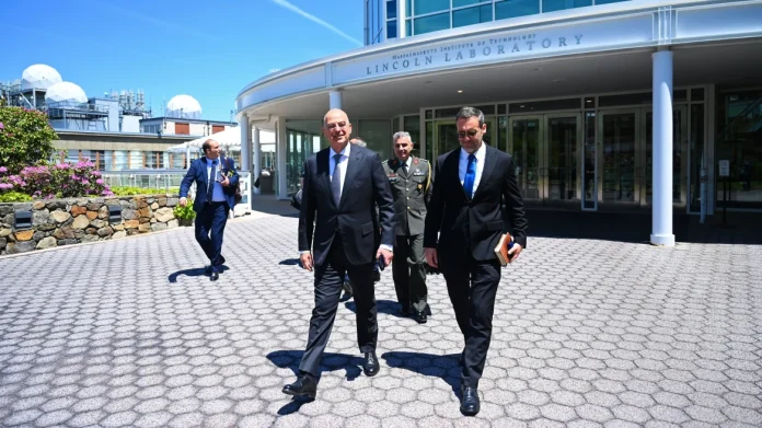 Η καινοτομία και η τεχνητή νοημοσύνη στην αντιμετώπιση ζητημάτων ασφάλειας ήταν στο επίκεντρο της επίσκεψης του υπουργού Εθνικής Άμυνας.