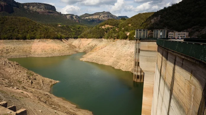 Ο στόχος του 10% ως το 2030 δεν θα έχει δεσμευτικό χαρακτήρα, σύμφωνα με τους Financial Times - Ορατός ο κίνδυνος λειψυδρίας στην Αθήνα – Συνεχής ξηρασία σε Κύπρο και Νότια Ευρώπη - Απαραίτητη η αύξηση του ποσοστού νερού που ανακυκλώνεται.