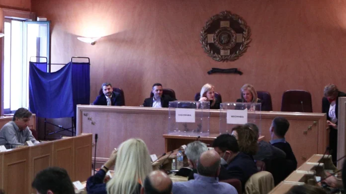 Να αφαιρεθεί από το κείμενο το αίτημα για διακοπή στρατιωτικής συνεργασίας με το Ισραήλ, ζήτησε ο Δούκας - Αποχή από την παράταξη Μπακογιάννη, «δεν μπορώ να καταψηφίσω καθώς κυλά πολύ αίμα στην περιοχή» - «Όχι» από το Δημοτικό Συμβούλιο σε πρόταση για ανάρτηση της παλαιστινιακής σημαίας στο Δημαρχείο.