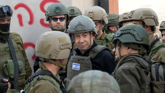 Ενεργοποιώντας το ανώτατο όριο εφέδρων, ο Νετανιάχου φαίνεται πως έχει θέσει σε εφαρμογή ένα σχέδιο μπροστά στο οποίο οι ΗΠΑ δεν θα μπορούν να μη στηρίξουν τη χώρα - Ο ρόλος της Συρίας και του Αλ Σαραά.