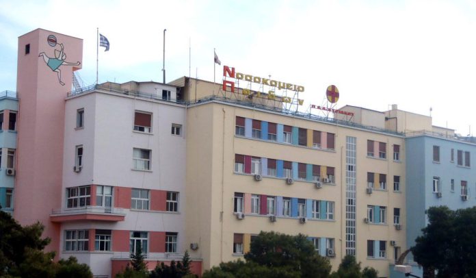 Ο τετράχρονος μεταφέρθηκε με ασθενοφόρο του ΕΚΑΒ στο νοσοκομείο Παίδων, Αγλαΐα Κυριακού.