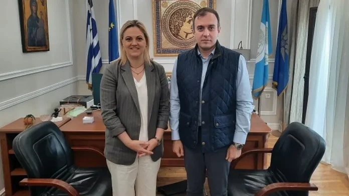 «Η κυβέρνηση θα εξαντλήσει κάθε περιθώριο ώστε να βρεθούν οι απαραίτητοι πόροι» διαβεβαίωσε τη Βαρβάρα Μητλιάγκα ο υφυπουργός Εξωτερικών.