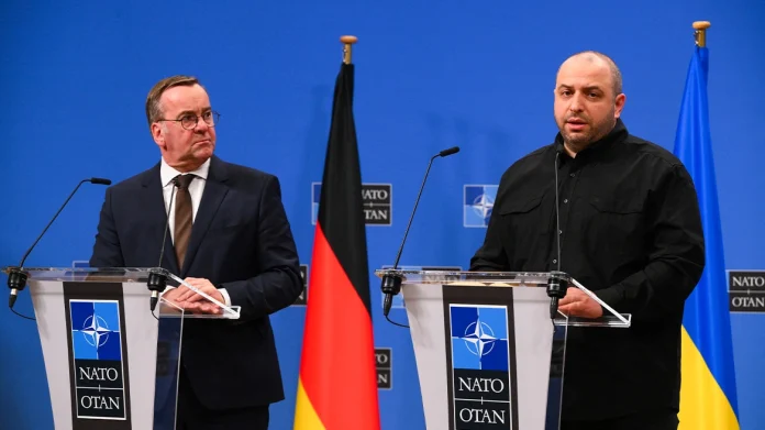 Η Γερμανία θα χρηματοδοτήσει την παραγωγή όπλων μεγάλης εμβέλειας στην Ουκρανία, ενώ το Βερολίνο θα επενδύσει απευθείας στην ουκρανική παραγωγή όπλων - Ο Ρουστέμ Ουμέροφ και η εταιρεία Diehl υπέγραψαν σύμβαση για την προμήθεια συστημάτων αεράμυνας.
