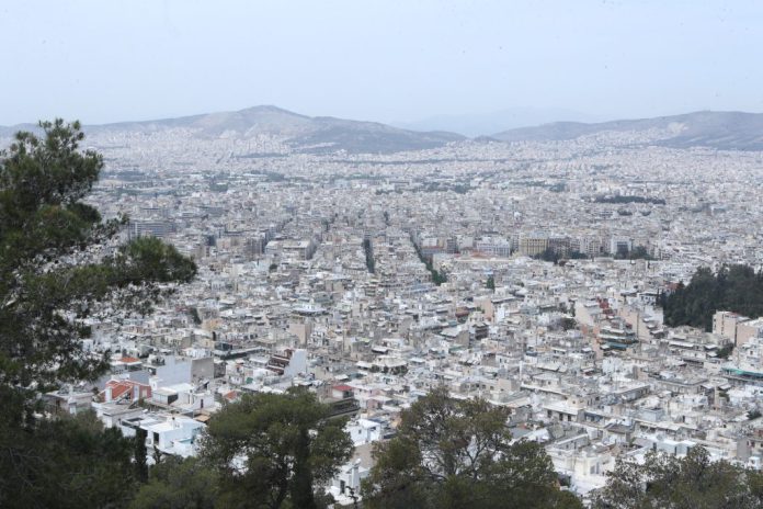 Η έκθεση των Financial Times, προειδοποιεί αρκετές πυκνοκατοικημένες πόλεις, μεταξύ των οποίων και η Αθήνα, ότι κινδυνεύουν τόσο από καύσωνες και πυρκαγιές όσο και από πλημμύρες.