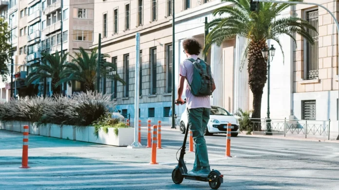 Σήμερα κυκλοφορούν πάνω από 4.000 πατίνια στην Αθήνα προκαλώντας προβλήματα στους δημόσιους κοινόχρηστους χώρους – Το νέο πλαίσιο περιλαμβάνει 70 οριοθετημένες θέσεις στάθμευσης, ζώνες απαγόρευσης κυκλοφορίας και μείωση ταχύτητας.