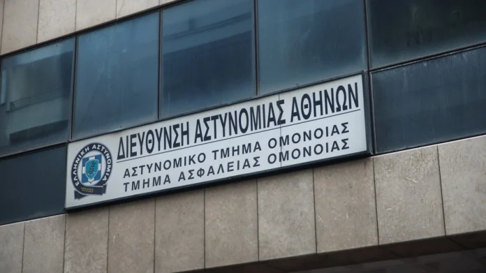 Ενημερώθηκε ο αρμόδιος εισαγγελέας, ο οποίος παρήγγειλε τη διενέργεια προανακριτικής έρευνας, ενώ παράλληλα κλήθηκε ιατροδικαστής και ο χώρος ερευνήθηκε από τη Διεύθυνση Εγκληματολογικών Ερευνών.