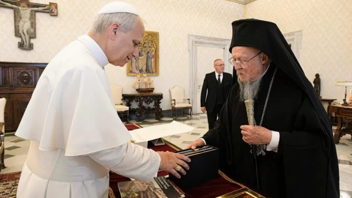 Ο Οικουμενικός Πατριάρχης υπογράμμισε τη σημασία να συνεχιστεί η προαγωγή και εμβάθυνση του θεολογικού διαλόγου μεταξύ των δύο Εκκλησιών, Ορθοδόξου και Ρωμαιοκαθολικής, αλλά και η συνεργασία τους επί θεμάτων κοινωνικού ενδιαφέροντος.