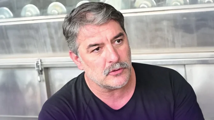 Ο ηθοποιός αναφέρθηκε στα πολιτικά του πιστεύω, λέγοντας πως είναι «συστημικός» και ισχυρίστηκε πως δεν αποζητά την αποδοχή του κόσμου.