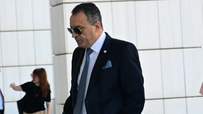 «Εκείνη την ημέρα πάνω στην οργή μου είπα τις γνωστές λέξεις περί greek mafia» υποστήριξε για όσα είχε καταγγείλει στη Βουλή.