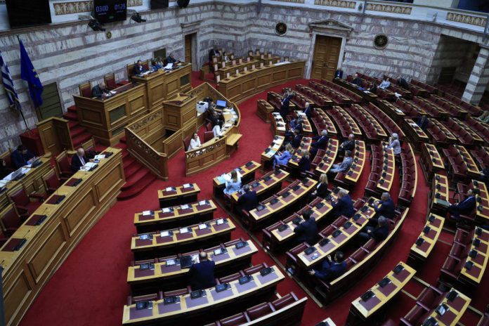 Η νέα δικογραφία για τα Τέμπη, αφορά σε μήνυση που κατέθεσαν 370 άτομα (συγγενείς και πολίτες) και στρέφεται κατά των Μητσοτάκη, Σταϊκούρα, Οικονόμου και Ταχιάου.