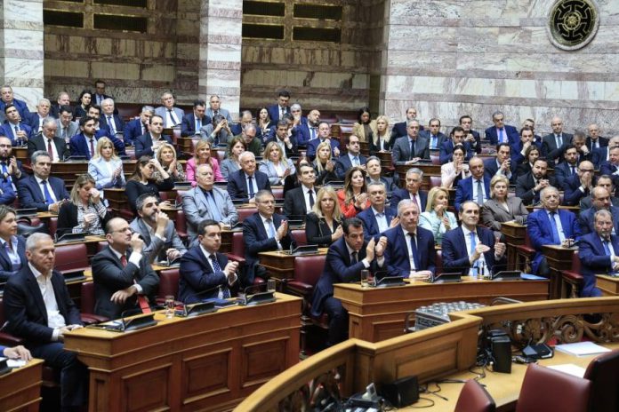 Σε επίπεδο βάσης της κοινοβουλευτικής ομάδας της ΝΔ το χάσμα με το υπουργικό συμβούλιο μεγαλώνει. Πλέον πέραν της ομάδας των «11», των Σαμαρικών αλλά και των Καραμανλικών στην εξίσωση θα πρέπει να μπαίνει και η ομάδα των… διαμαρτυρόμενων νομιμοφρόνων βουλευτών.