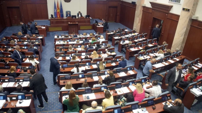 Ο Άρμπεν Ταραβάρι πρότεινε στα κομματικά όργανα την αποχώρηση από την κυβέρνηση των δύο υπουργών, των δύο υφυπουργών του και των διοικητών δημοσίων οργανισμών που προέρχονται από τη «Συμμαχία για τους Αλβανούς»