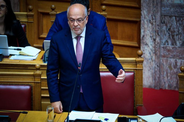 Οι επίμαχες ρυθμίσεις αφορούν στην άρση των περιορισμών για τη συμμετοχή συγγενικών προσώπων πολιτικών σε εταιρίες του εξωτερικού αλλά και στον λεγόμενο νέο Οικοδομικό Κανονισμό στη βάση των αποφάσεων του Συμβουλίου της Επικρατείας.