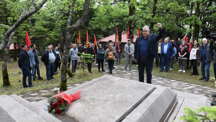 Ο Δημήτρης Κουτσούμπας κατέθεσε λουλούδια στον τάφο του Χαρίλαου Φλωράκη και επισκέφθηκε το Μουσείο «Χ. Φλωράκης» στην Ραχούλα Καρδίτσας.