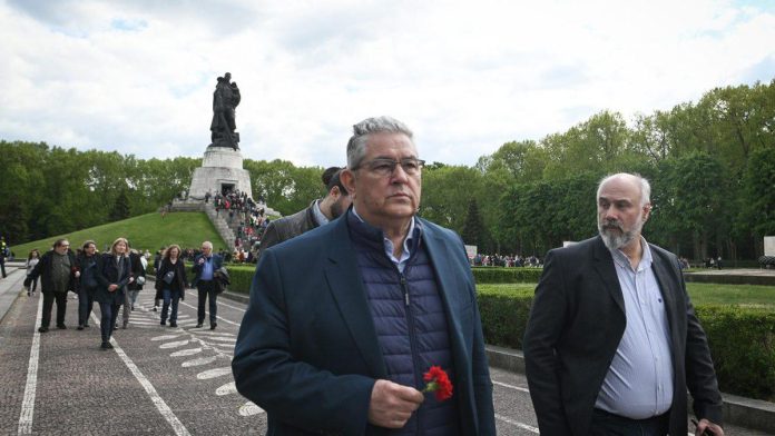Στεφάνι στο εμβληματικό μνημείο του Κόκκινου Στρατού στο Treptower Park κατέθεσε ο Δημήτρης Κουτσούμπας στη Γερμανία για την επέτειο των 80 χρόνων της Αντιφασιστικής Νίκης των Λαών.