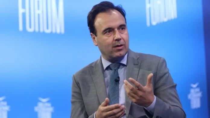 Η νέα ρύθμιση θα διευκολύνει τη συνένωση των μητρώων του κράτους και θα εξαλείψει την ταλαιπωρία των πολιτών ανέφερε ο υπουργός Ψηφιακής Διακυβέρνησης - Οι νέες ταυτότητες παραμένουν εν ισχύ μέχρι την ημερομηνία λήξης.