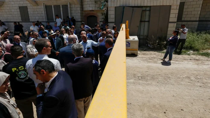 Βίντεο τα οποία κυκλοφόρησε το υπουργείο Εξωτερικών της Παλαιστινιακής Αρχής δείχνουν στρατιώτες των IDF να ρίχνουν προειδοποιητικά πυρά κατά ομάδας διπλωματών από Γαλλία, Βρετανία, Καναδά, Ισπανία, Ρωσία, Κίνα και Ευρωπαϊκή Ένωση.
