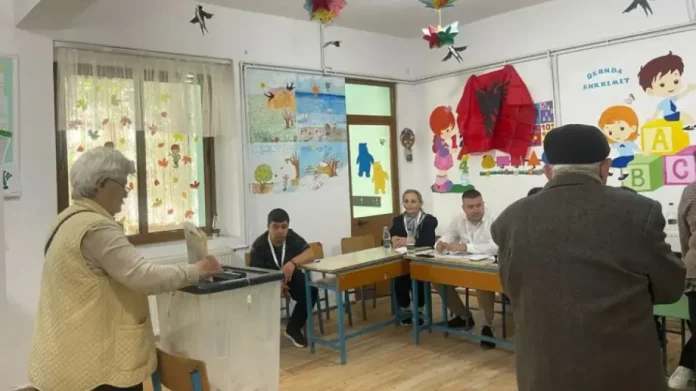 Εκτιμήσεις ότι η αποχή θα ξεπεράσει το 50% - Οι κάλπες κλείνουν στις 7 το απόγευμα - Αντίπαλοι ο Έντι Ράμα και ο Σαλί Μπερίσα.