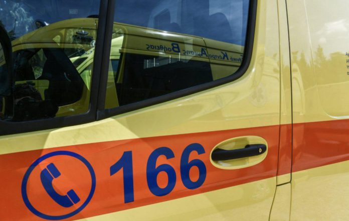 Κροτίδα έπεσε σε Λύκειο στο Ηράκλειο Κρήτης, με αποτέλεσμα τρεις μαθήτριες να τραυματιστούν ελαφρά.