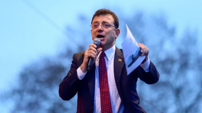 Το ψήφισμα του Άνταμ Σιφ, το οποίο περιήλθε σε γνώση του Reuters, καλεί τον Ερντογάν και τις αρχές επιβολής του νόμου να αφήσουν ελεύθερο τον Ιμάμογλου ή να παρουσιάσουν αξιόπιστα στοιχεία εναντίον του.