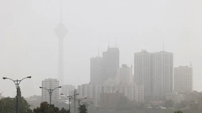 Χθες, Δευτέρα, πάνω από 240 άνθρωποι νοσηλεύτηκαν λόγω αναπνευστικών προβλημάτων στην επαρχία Χουζεστάν, σύμφωνα με το επίσημο πρακτορείο ειδήσεων Irna.