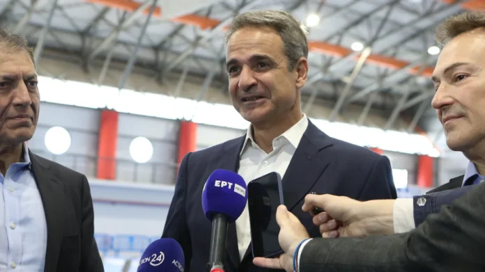 Ο πρωθυπουργός συνομίλησε και με τον Χρυσό Παραολυμπιονίκη, Νάσο Γκαβέλα - Βρούτσης: Τα νέα γήπεδα είναι από τα καλύτερα στην Ευρώπη.