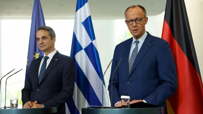 «Η Ευρώπη οφείλει να είναι ενωμένη διπλωματικά και στρατιωτικά» είπε ο πρωθυπουργός – «Αν ο Πούτιν δεν δεχθεί την κατάπαυση πυρός, έρχονται κυρώσεις» επισήμανε ο καγκελάριος.