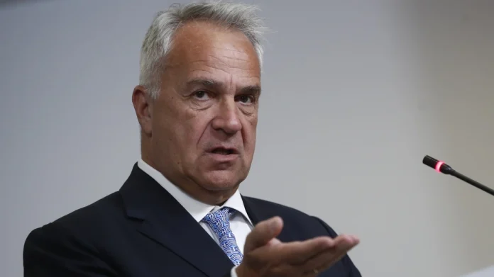 «Όσοι κρίνονται παράνομοι πρέπει να γυρνάνε στην πατρίδα τους κι αυτό θέλει ένα αποτελεσματικότερο νομοθετικό πλαίσιο» δήλωσε ο υπουργός Μετανάστευσης.
