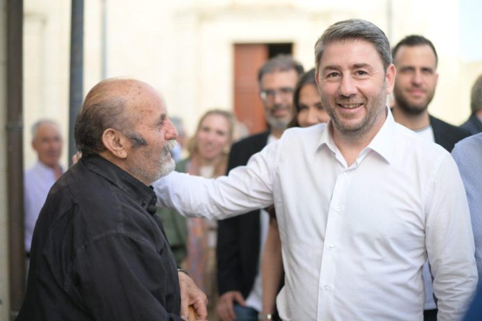 Η περιφερειακή συνδιάσκεψη του ΠΑΣΟΚ λαμβάνει χώρα μόλις λίγες ημέρες πριν η Κοινοβουλευτική Ομάδα του κόμματος καταθέσει επισήμως αίτημα για σύσταση προανακριτικής επιτροπής σε βάρος του Κώστα Αχ. Καραμανλή.
