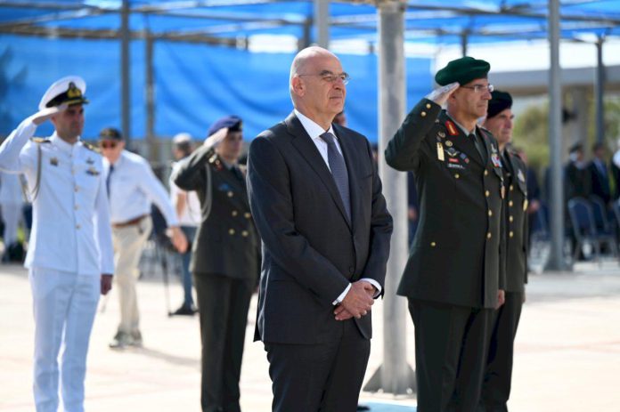 «Οι προκλήσεις της σύγχρονης εποχής δεν αντιμετωπίζονται με εκατοντάδες στρατόπεδα που φυτοζωούν, αλλά με συγχωνεύσεις και αύξηση πληρότητας», ανέφερε ο Νίκος Δένδιας, δηλώνοντας «πρόθυμος» να αναλάβει το πολιτικό κόστος.