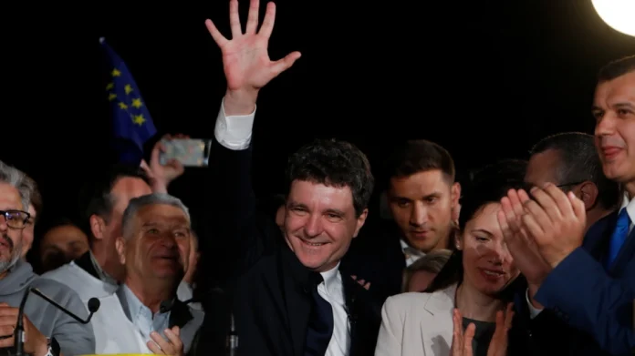 Οι Ρουμάνοι ψηφοφόροι διέψευσαν τα προγνωστικά, και προκρίνοντας τη συνέχιση της ευρωπαϊκής πορείας της χώρας αντί της στροφής στην άκρα δεξιά.