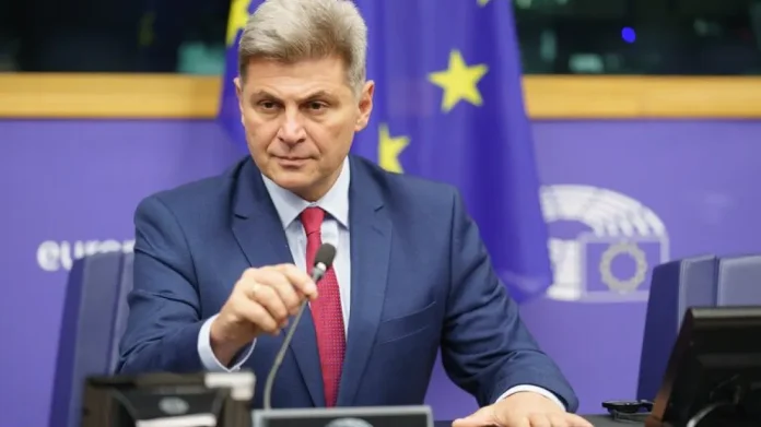 Ο Έλληνας ευρωβουλευτής με ερώτησή του ζητά την επανεξέταση της απόφασης και εν τω μεταξύ την αναγραφή της ύπαρξης πρωτεϊνών από έντομα και σκουλήκια (προνύμφες) σε κάθε ετικέτα τροφίμου.