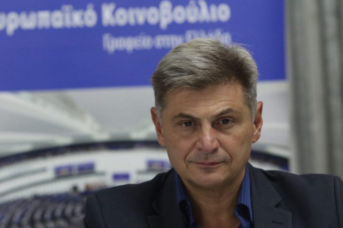 Ο Νικόλας Φαραντούρης κατέθεσε ερώτηση στην Κομισιόν ζητώντας της να εξετάσει εάν οι πρακτικές που ήρθαν στο φως με τις αποκαλύψεις για την Ομάδα Αλήθειας αντιβαίνουν στη νομοθεσία περί διαφάνειας.