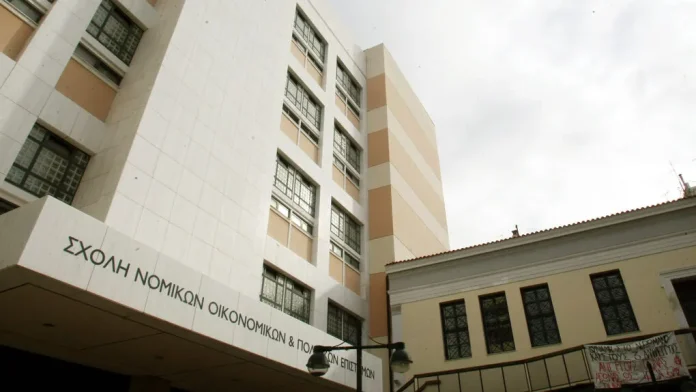 Για επικοινωνιακού χαρακτήρα κινήσεις κατηγορεί το ΠΑΣΟΚ την κυβέρνηση, ενώ ο ΣΥΡΙΖΑ έκανε λόγο για σύσκεψη παρωδία.