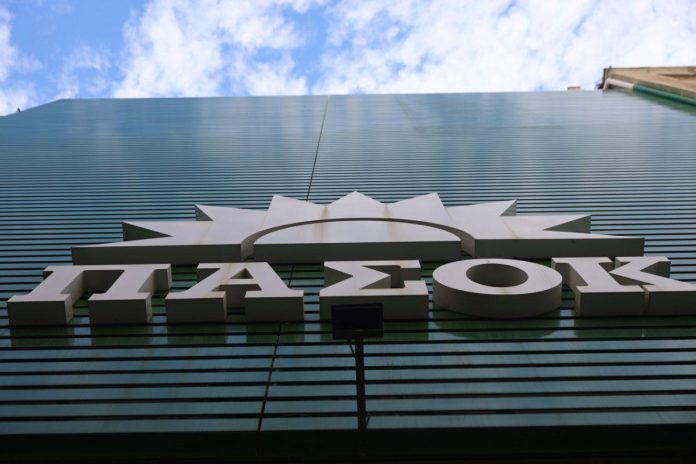«Αυτός που δήλωσε δημόσια δύο χρόνια μετά ότι 'το απίθανο σενάριο, μπορεί να είναι πιθανό' λέγεται Κυριάκος Μητσοτάκης», τονίζει το ΠΑΣΟΚ - Κίνημα Αλλαγής.