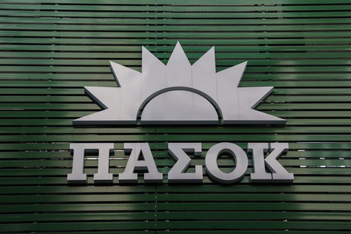 Το ΠΑΣΟΚ, στηλιτεύει την αλλαγή του τρόπου αποζημίωσης των ασφαλισμένων υγείας κάνοντας λόγο για ασύδοτη κερδοσκοπία ιδιωτικών νοσοκομείων και ασφαλιστικών εταιρειών, με την ανοχή της κυβέρνησης.
