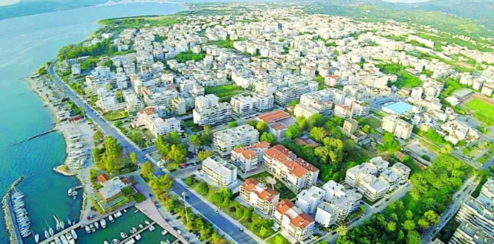 «Η τρίτη μεγαλύτερη πόλη της Ελλάδας, η Πάτρα, είναι επίσης η δεύτερη λιγότερο βατή πόλη στον κόσμο – κυρίως λόγω του γεγονότος ότι, όπως και το Κάιρο, δεν διαθέτει καθόλου δρόμους και μονοπάτια στην εξοχή», αναφέρει η έρευνα..