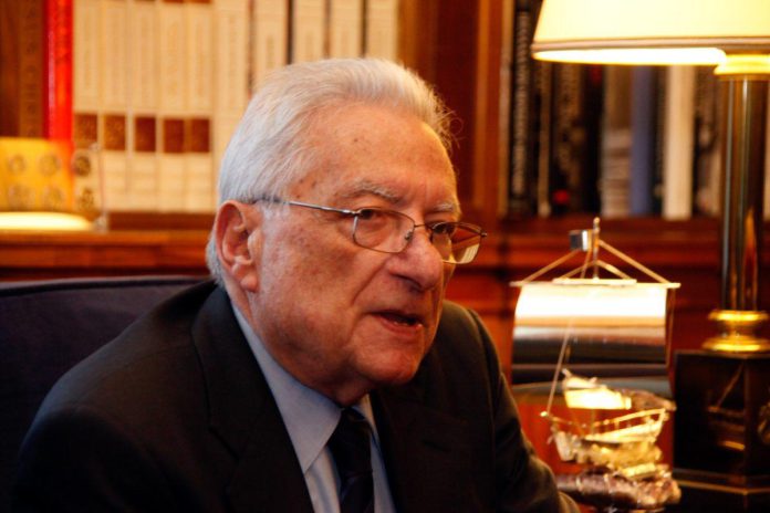 Πολιτειακοί και πολιτικοί παράγοντες της χώρας εκφράζουν το τελευταίο αντίο στην εμβληματική προσωπικότητα της ελληνικής διπλωματίας, Πέτρο Μολυβιάτη, που έφυγε σήμερα από τη ζωή.