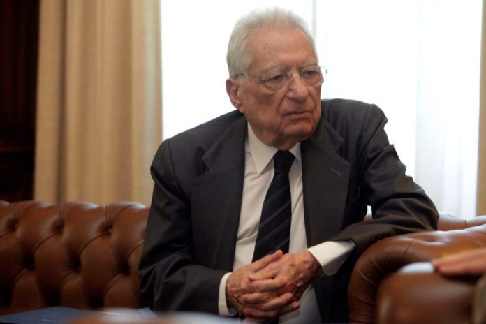 Ο Πέτρος Μολυβιάτης διετέλεσε τρεις φορές υπουργός Εξωτερικών της Ελλάδας, ενώ υπήρξε ο «εξ απορρήτων» του πρωθυπουργού και Προέδρου της Δημοκρατίας Κωνσταντίνου Καραμανλή.