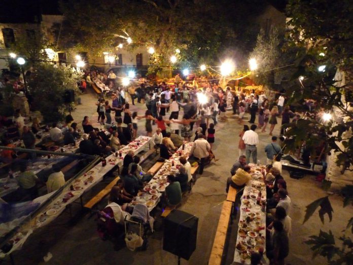 Εδώ και πολλά χρόνια, προβλέπεται από το νόμο ότι η πώληση/προσφορά φαγητού και ποτού στους καταναλωτές θα πρέπει να γίνεται από πωλητές που φέρουν την κατάλληλη άδεια και τηρούν τις ισχύουσες φορολογικές και υγειονομικές διατάξεις.
